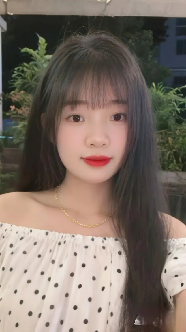 A private 1v1 video chat on Chamet with Linnaa from Vietnam — our pick in the Chamet vs Azar vs LivU comparison