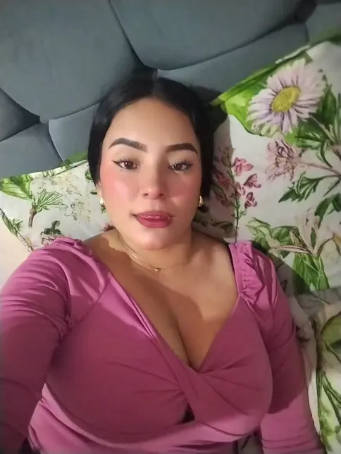 Maria from Colombia hosting a live streaming chat on Chamet